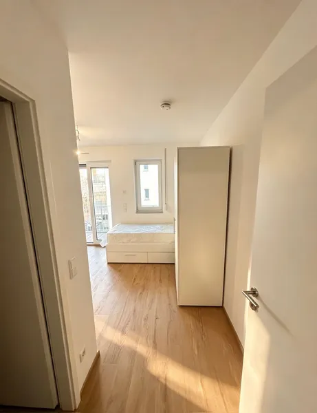 Erstbezug in Berlin-Mitte! Modernes, voll möbliertes Studio mit Balkon (ab 01.09.) — photo 1